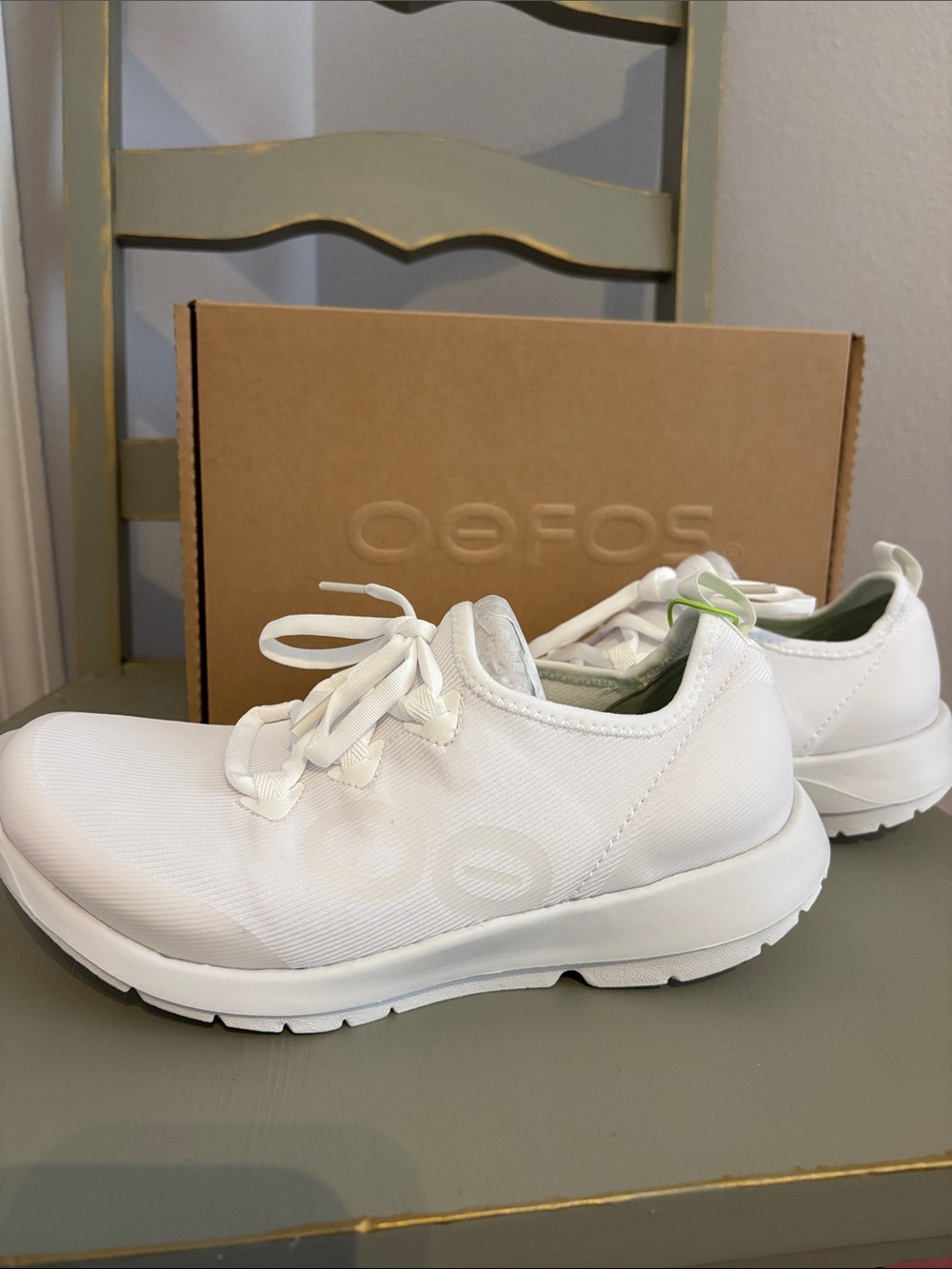 OOFOS Womens White Lace-Up OOMG Sport LS women. Runner recovery. New w/ box- 7